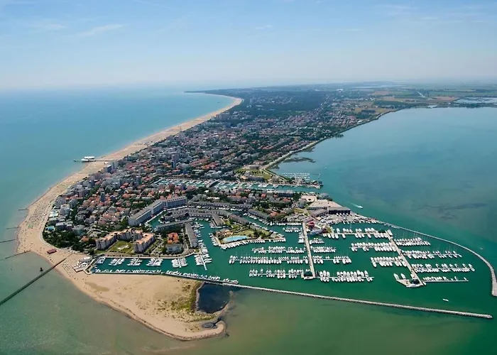 Villa Surrounded By Nature Near The Sea Villa